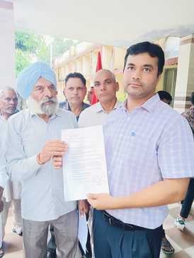 एससी कार्यालय के बाहर स्मार्ट मीटर को तोड़कर विरोध करते सभा के सदस्य। संवाद एससी कार्यालय के बाहर स्मार्ट मीटर को तोड़कर विरोध करते सभा के सदस्य। संवाद