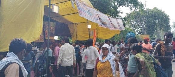 फोटो 03-डीजे की धुन पर थिरकते हुए पदयात्रा कर चित्रकूट जाते हुए श्रद्धालु। संवाद फोटो 03-डीजे की धुन पर थिरकते हुए पदयात्रा कर चित्रकूट जाते हुए श्रद्धालु। संवाद