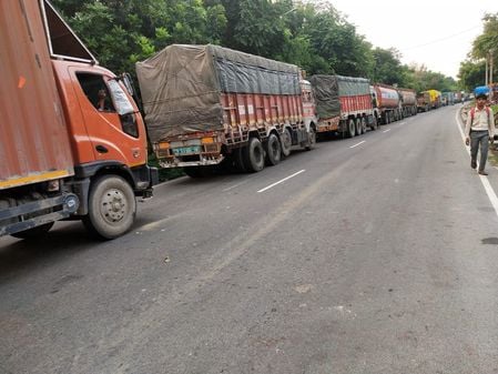 फोटो नंबर 10-हरदोई-उन्नाव मार्ग पर गंजमुरादाबाद में हादसे में जला डंपर व डीसीएम । संवाद फोटो नंबर 10-हरदोई-उन्नाव मार्ग पर गंजमुरादाबाद में हादसे में जला डंपर व डीसीएम । संवाद