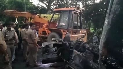 फोटो नंबर 10-हरदोई-उन्नाव मार्ग पर गंजमुरादाबाद में हादसे में जला डंपर व डीसीएम । संवाद फोटो नंबर 10-हरदोई-उन्नाव मार्ग पर गंजमुरादाबाद में हादसे में जला डंपर व डीसीएम । संवाद