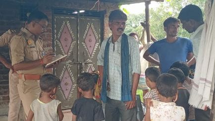 फोटो नंबर 16- औरास के नरसा गांव में चोरों द्वारा काटा गए जाल में बंधी साड़ी दिखाता पीड़ित रवीशं फोटो नंबर 16- औरास के नरसा गांव में चोरों द्वारा काटा गए जाल में बंधी साड़ी दिखाता पीड़ित रवीशं