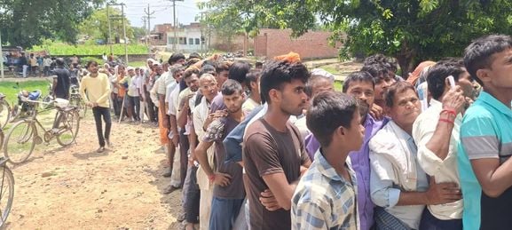 फोटो नंबर 18-औरास के बछौली साधन सहकारी समिति से खाद लेकर जाता किसान। संवाद