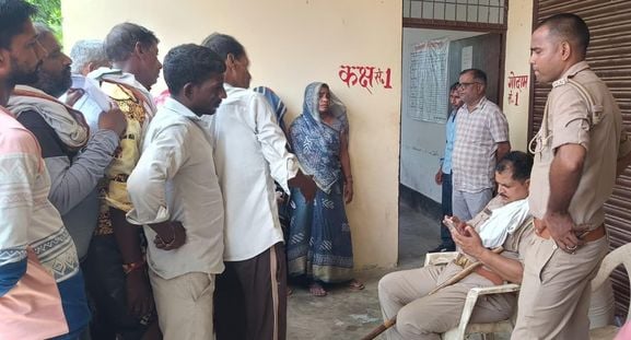 फोटो नंबर 18-औरास के बछौली साधन सहकारी समिति से खाद लेकर जाता किसान। संवाद