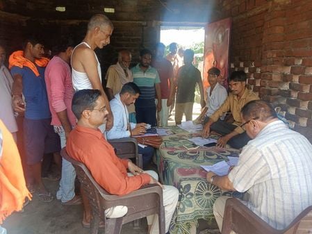 फोटो नंबर 18-औरास के बछौली साधन सहकारी समिति से खाद लेकर जाता किसान। संवाद