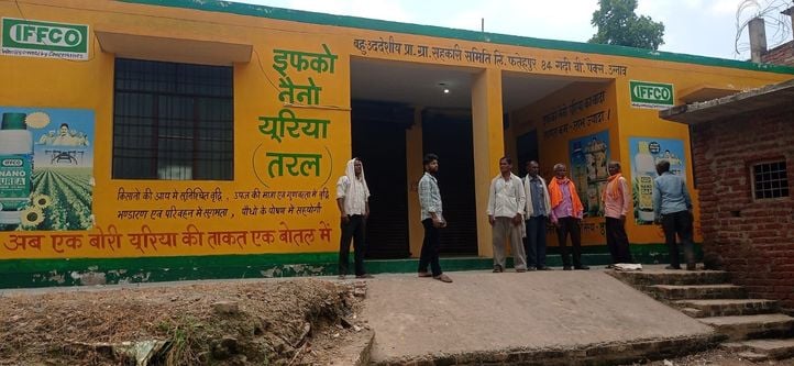 फोटो नंबर 18-औरास के बछौली साधन सहकारी समिति से खाद लेकर जाता किसान। संवाद