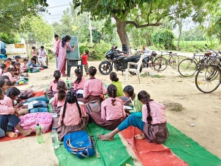 फोटो नंबर 32-उम्मेदखेड़ा गांव में नाव से चारा ले जाता ग्रामीण। संवाद