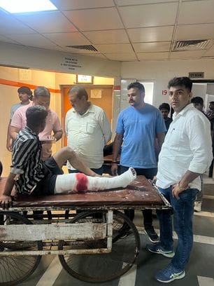 गांव आंवल में पुलिस और बदमाशों के बीच हुई मुठभेड़ के बाद मौके पर तैनात पुलिस की टीम। संवाद
