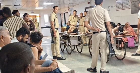 गांव आंवल में पुलिस और बदमाशों के बीच हुई मुठभेड़ के बाद मौके पर तैनात पुलिस की टीम। संवाद