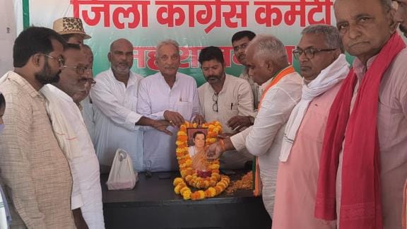 जिला अस्पताल में लगी मरीजों की कतार। जिला अस्पताल में लगी मरीजों की कतार।