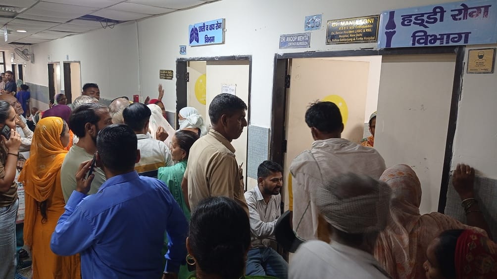 कुरुक्षेत्र। एलएनजेपी अस्पताल में दवा लेने के लाइन में लगे मरीज। संवाद