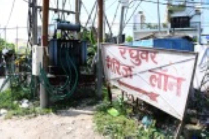 खुले में रखे ट्रांसफार्मर।
