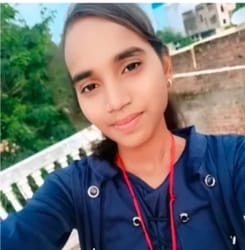 पुलिया की रेलिंग पर बैठी काजल परिहार