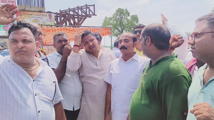स्कूटर इंडिया चौराहे पर प्रदर्शन करते व्यापारी।