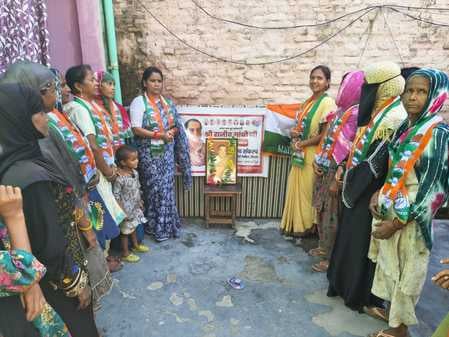 शाहजहांपुर में कांग्रेस की ओर से आयोजित शिविर में जांच करते डॉक्टर। स्रोत: संगठन शाहजहांपुर में कांग्रेस की ओर से आयोजित शिविर में जांच करते डॉक्टर। स्रोत: संगठन