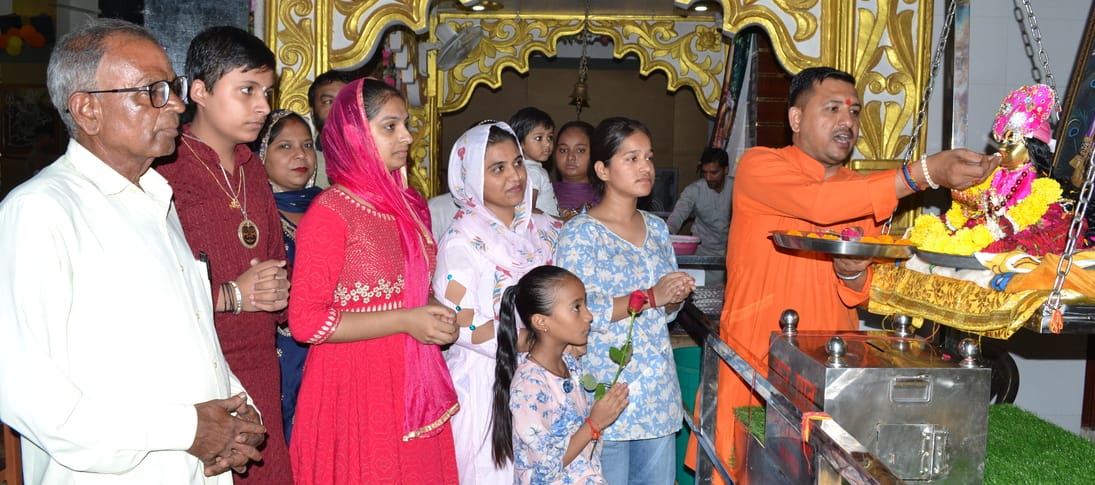 06... श्री कर्णेश्वरम महादेव मंदिर में पालने में सजाए गए कान्हा जी। संवाद