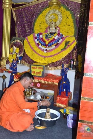 06... श्री कर्णेश्वरम महादेव मंदिर में पालने में सजाए गए कान्हा जी। संवाद
