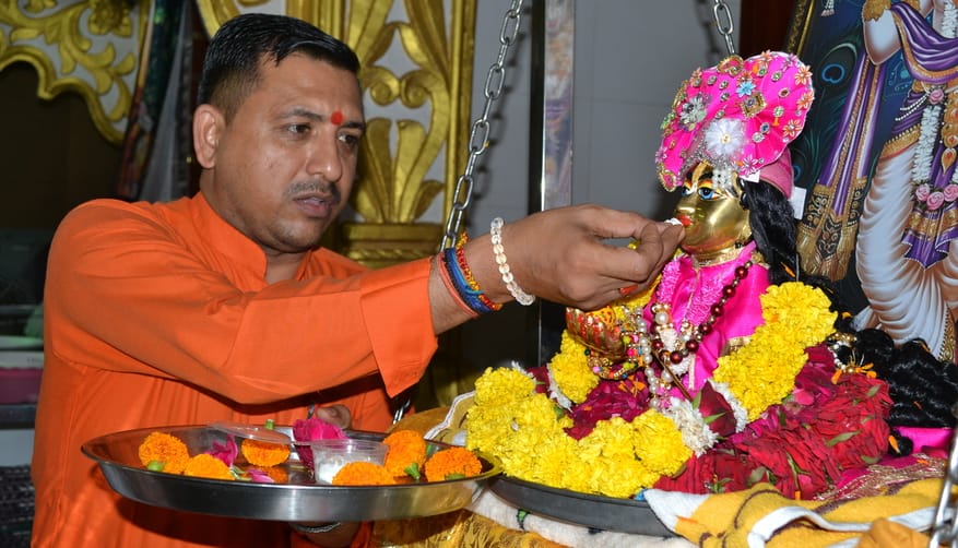 06... श्री कर्णेश्वरम महादेव मंदिर में पालने में सजाए गए कान्हा जी। संवाद