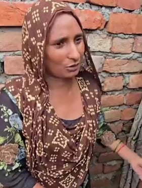 134 ....कुत्ते के काटने के बाद जख्मी बेटे अनमोल को दिखाते माता-पिता। संवाद