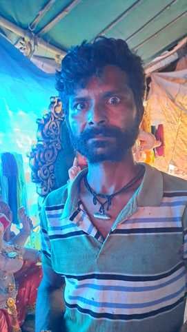 151....श्री गणेश की प्रतिमा का श्रृंगार करती महिला। संवाद