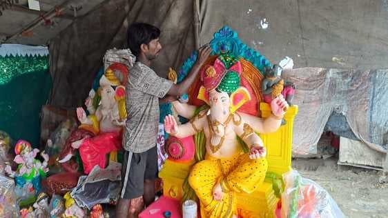 151....श्री गणेश की प्रतिमा का श्रृंगार करती महिला। संवाद