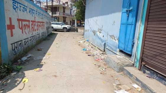 21jjrp15- बीकानेर चौक के पास मुख्य मार्ग पर पड़ा कूड़ा। संवाद 21jjrp15- बीकानेर चौक के पास मुख्य मार्ग पर पड़ा कूड़ा। संवाद