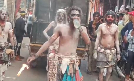 21jjrp20- बाबा कांशीगिरि मंदिर के वार्षिकोत्सव उपलक्ष्य में निकली शोभायात्रा का आगाज करते श्रद्