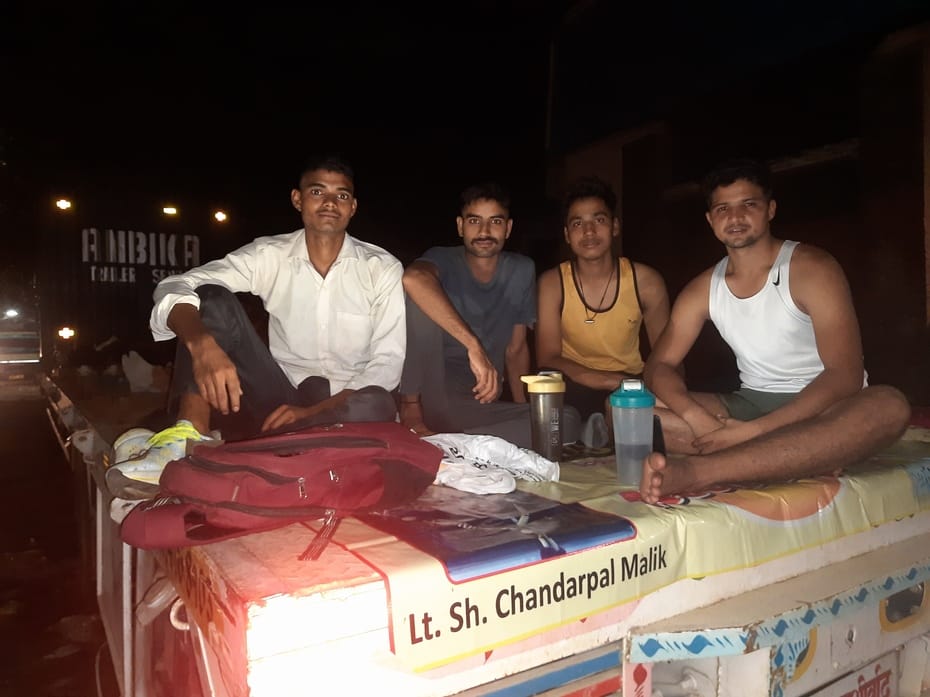 अग्निवीर भर्ती के लिए नगर में पहुंचे युवक फोटो संवाद अग्निवीर भर्ती के लिए नगर में पहुंचे युवक फोटो संवाद