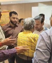 एलडीए की जनता अदालत में आत्महत्या करने की धमकी देने वाले पिता व पुत्र। एलडीए की जनता अदालत में आत्महत्या करने की धमकी देने वाले पिता व पुत्र।