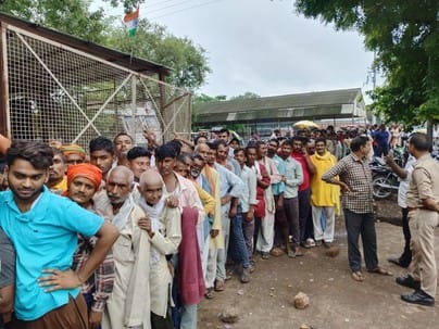 फोटो 27- शहर स्थित मंडी समिति में किसानों को लाठी दिखाता पुलिस कर्मी। स्रोत:वीडियोग्रैब फोटो 27- शहर स्थित मंडी समिति में किसानों को लाठी दिखाता पुलिस कर्मी। स्रोत:वीडियोग्रैब