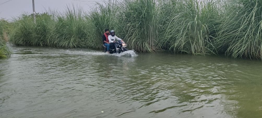 फोटो नंबर 30-सनहा-गहोली मार्ग पर बाढ़ के पानी के बीच सुरक्षित स्थान पर जाते हमजापुर के ग्रामीण