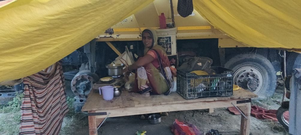 फोटो नंबर 30-सनहा-गहोली मार्ग पर बाढ़ के पानी के बीच सुरक्षित स्थान पर जाते हमजापुर के ग्रामीण