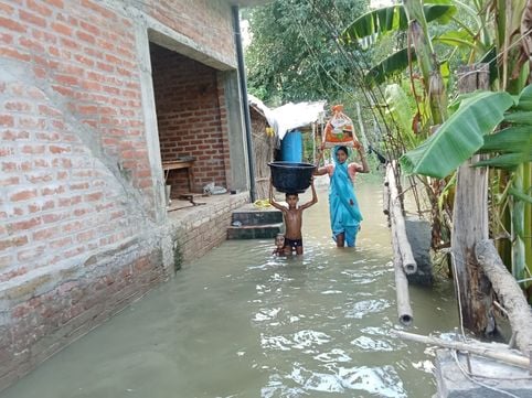 फोटो नंबर 30-सनहा-गहोली मार्ग पर बाढ़ के पानी के बीच सुरक्षित स्थान पर जाते हमजापुर के ग्रामीण