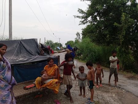 फोटो नंबर 30-सनहा-गहोली मार्ग पर बाढ़ के पानी के बीच सुरक्षित स्थान पर जाते हमजापुर के ग्रामीण