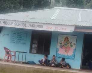 गवर्नमेंट मिडिल स्कूल जखनु मे टीन की छत के नीचे पढ़ाई करते विद्यार्थी। स्रोत संवाद। गवर्नमेंट मिडिल स्कूल जखनु मे टीन की छत के नीचे पढ़ाई करते विद्यार्थी। स्रोत संवाद।
