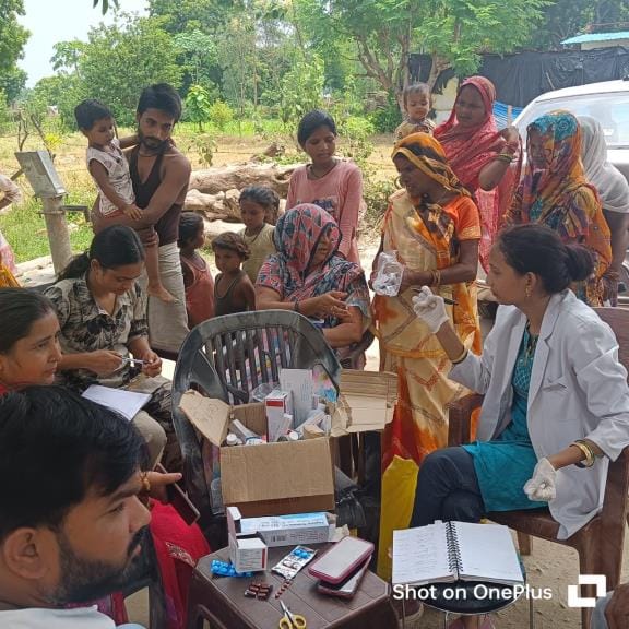 इंटौजा के कई इलाकों में अब भी बाढ़ का असर दिख रहा है। इंटौजा के कई इलाकों में अब भी बाढ़ का असर दिख रहा है।