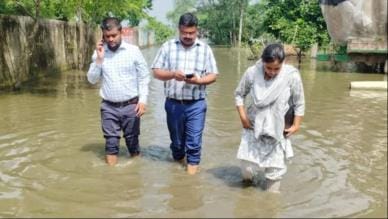 इंटौजा के कई इलाकों में अब भी बाढ़ का असर दिख रहा है। इंटौजा के कई इलाकों में अब भी बाढ़ का असर दिख रहा है।