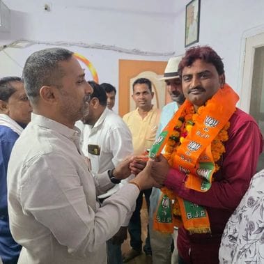 जीत के बाद प्रमाण पत्र देते जिला कलक्टर अंकित कुमार सिंह।