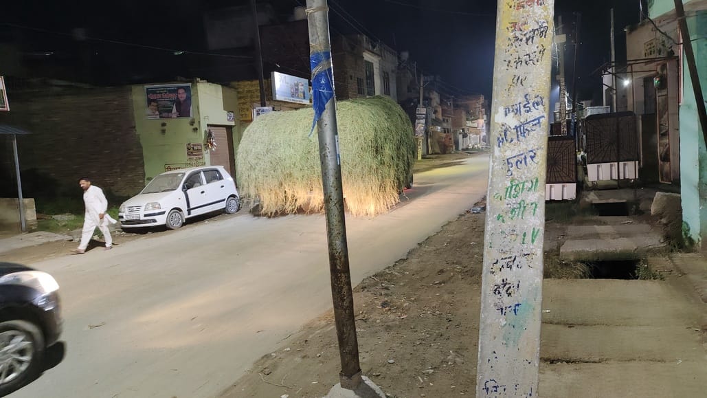 झिंझाना में ऊन रोड पर पुराल से भरी ओवर लोड ट्राली जाती हुई। संवाद झिंझाना में ऊन रोड पर पुराल से भरी ओवर लोड ट्राली जाती हुई। संवाद