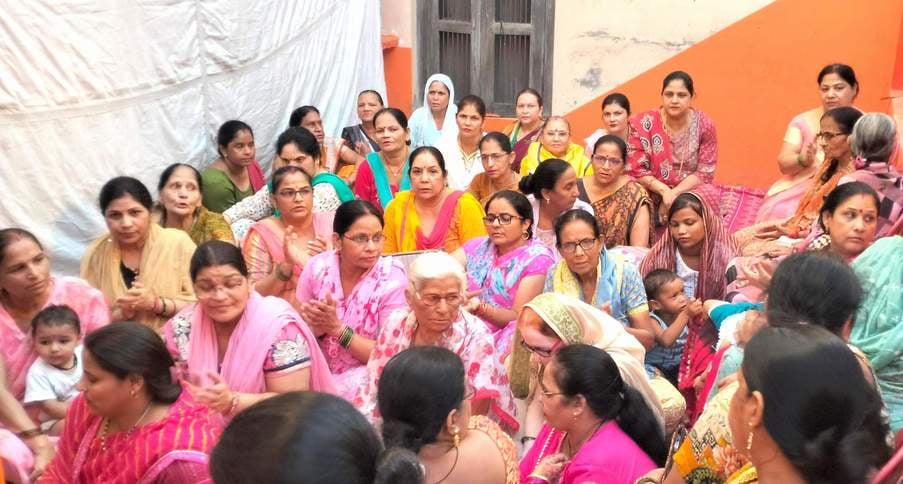 कांठ के श्री राम ज्योति मंदिर पर श्री कृष्ण छठी कार्यक्रम में भंडारे का प्रसाद ग्रहण करते श्रद्