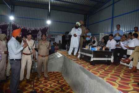 कैथल। रात्रि ठहराव कार्यक्रम में नशे के विरुद्ध शपथ लेते एडीसी, अधिकारी व अन्य ग्रामीण। डीआईपीआ कैथल। रात्रि ठहराव कार्यक्रम में नशे के विरुद्ध शपथ लेते एडीसी, अधिकारी व अन्य ग्रामीण। डीआईपीआ