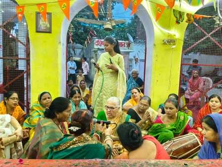 खुटार के बगियानाथ मंदिर पर भंडारे में प्रसाद ग्रहण करते श्रद्धालु। संवाद खुटार के बगियानाथ मंदिर पर भंडारे में प्रसाद ग्रहण करते श्रद्धालु। संवाद