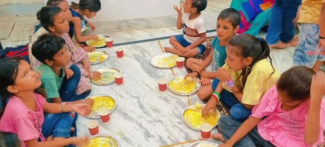 खुटार के बगियानाथ मंदिर पर भंडारे में प्रसाद ग्रहण करते श्रद्धालु। संवाद खुटार के बगियानाथ मंदिर पर भंडारे में प्रसाद ग्रहण करते श्रद्धालु। संवाद