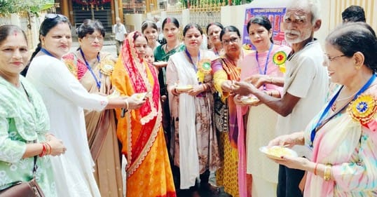 खुटार के बगियानाथ मंदिर पर भंडारे में प्रसाद ग्रहण करते श्रद्धालु। संवाद खुटार के बगियानाथ मंदिर पर भंडारे में प्रसाद ग्रहण करते श्रद्धालु। संवाद