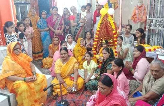 खुटार के बगियानाथ मंदिर पर भंडारे में प्रसाद ग्रहण करते श्रद्धालु। संवाद खुटार के बगियानाथ मंदिर पर भंडारे में प्रसाद ग्रहण करते श्रद्धालु। संवाद