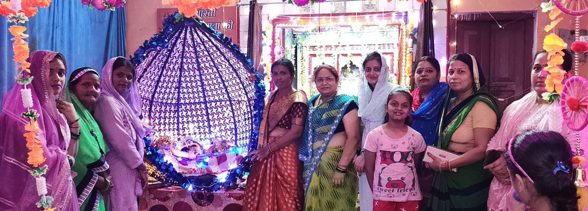 खुटार के बगियानाथ मंदिर पर भंडारे में प्रसाद ग्रहण करते श्रद्धालु। संवाद खुटार के बगियानाथ मंदिर पर भंडारे में प्रसाद ग्रहण करते श्रद्धालु। संवाद