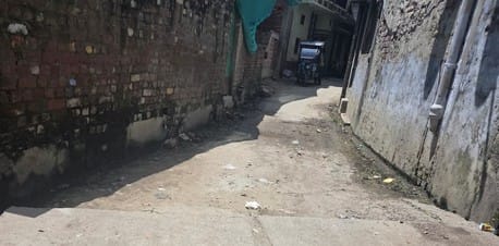 लाल इमली चौराहा पर सीवर लाइन धंसने से हुए गड्ढा। संवाद लाल इमली चौराहा पर सीवर लाइन धंसने से हुए गड्ढा। संवाद