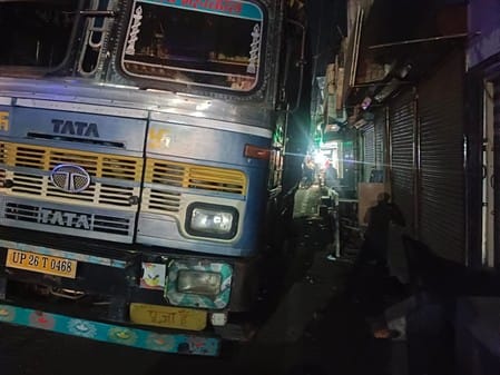 लाल इमली चौराहा पर सीवर लाइन धंसने से हुए गड्ढा। संवाद लाल इमली चौराहा पर सीवर लाइन धंसने से हुए गड्ढा। संवाद