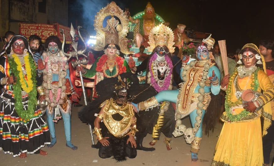 मेरठ..कंवलजीत..कृष्ण छठ महोत्सव पर लालकुर्ती स्थित पंचायती मंदिर से निकली शोभायात्रा में शामिल 