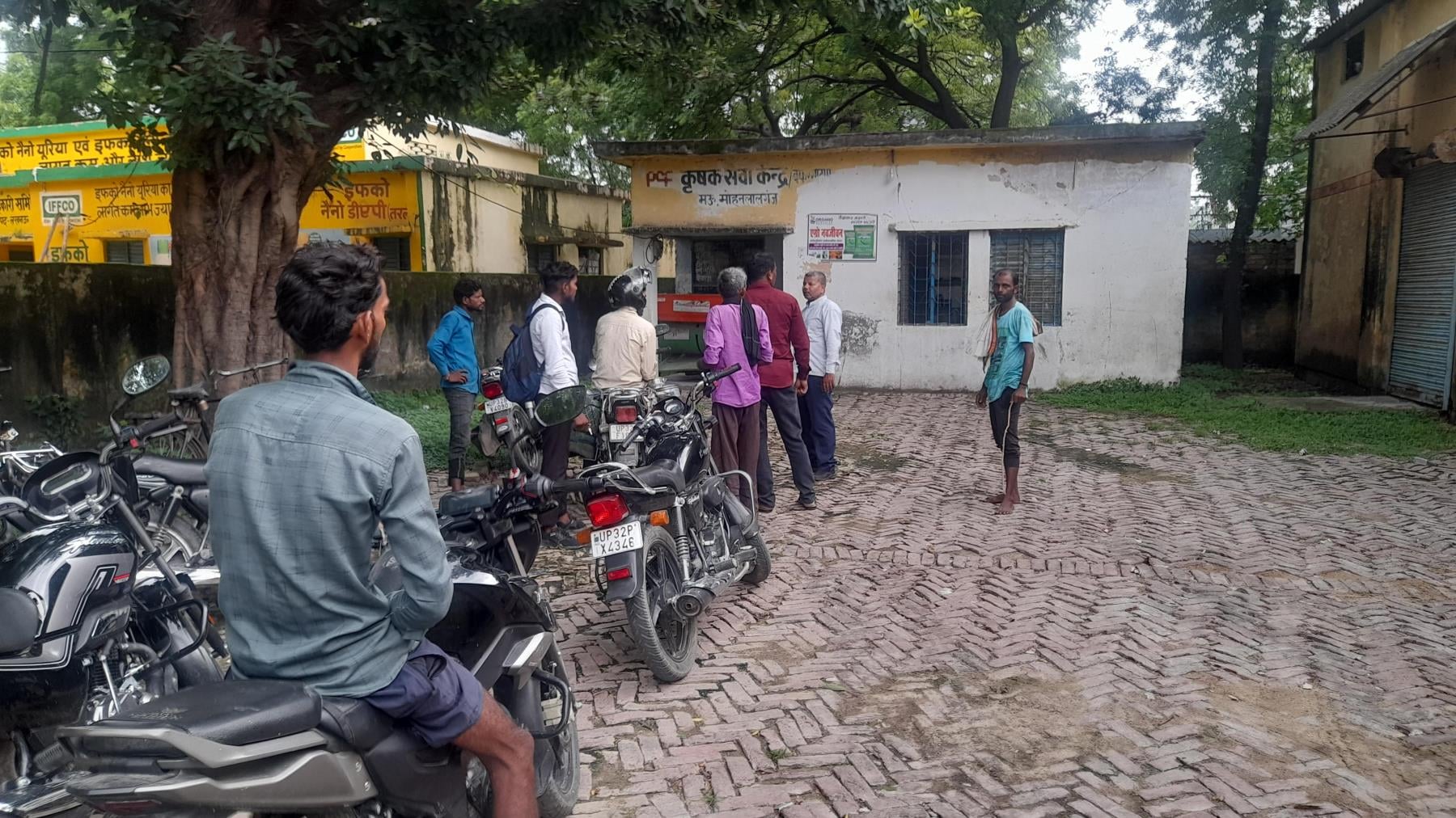नगराम, मोहनलालगंज और सरोजनी नगर के साधन सहकारी समितियों पर खाद के लिए जुटे किसान। नगराम, मोहनलालगंज और सरोजनी नगर के साधन सहकारी समितियों पर खाद के लिए जुटे किसान।