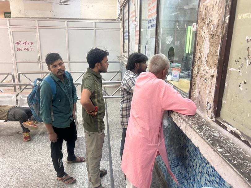 रोहतक रेलवे स्टेशन पर शुक्रवार को टिकट बुक करवाने के लिए यात्रियों की लाइन। संवाद रोहतक रेलवे स्टेशन पर शुक्रवार को टिकट बुक करवाने के लिए यात्रियों की लाइन। संवाद